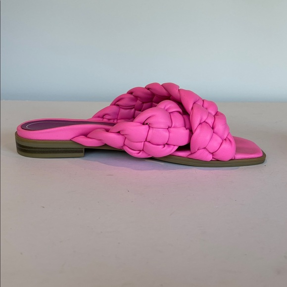 Vionic Kalina in Hot Pink. Size 8 - Picture 4 of 6